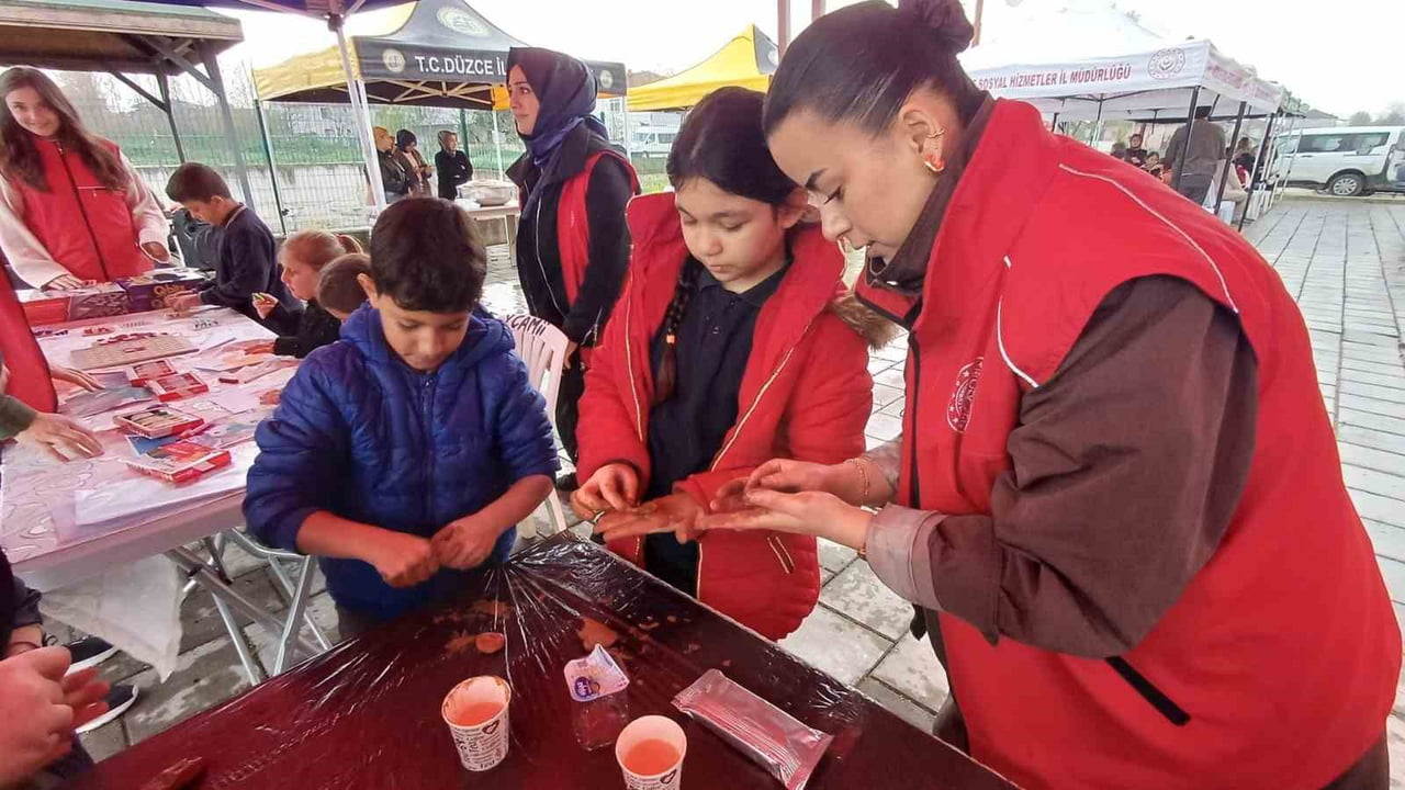 DÜZCE ROMAN KOORDİNASYON OFİSİ’NDE DÜZENLENEN ETKİNLİKTE GÖNÜLLÜ GENÇLER İLE ROMAN GENÇLER BİR...