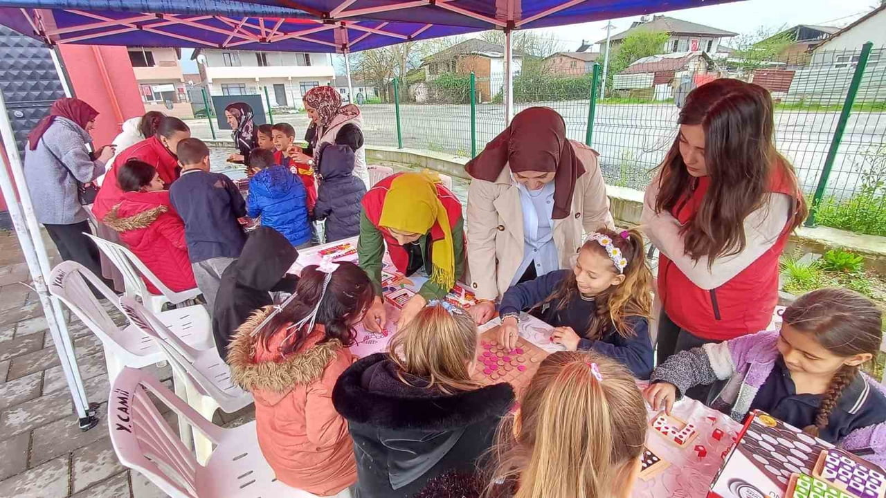 DÜZCE ROMAN KOORDİNASYON OFİSİ’NDE DÜZENLENEN ETKİNLİKTE GÖNÜLLÜ GENÇLER İLE ROMAN GENÇLER BİR...