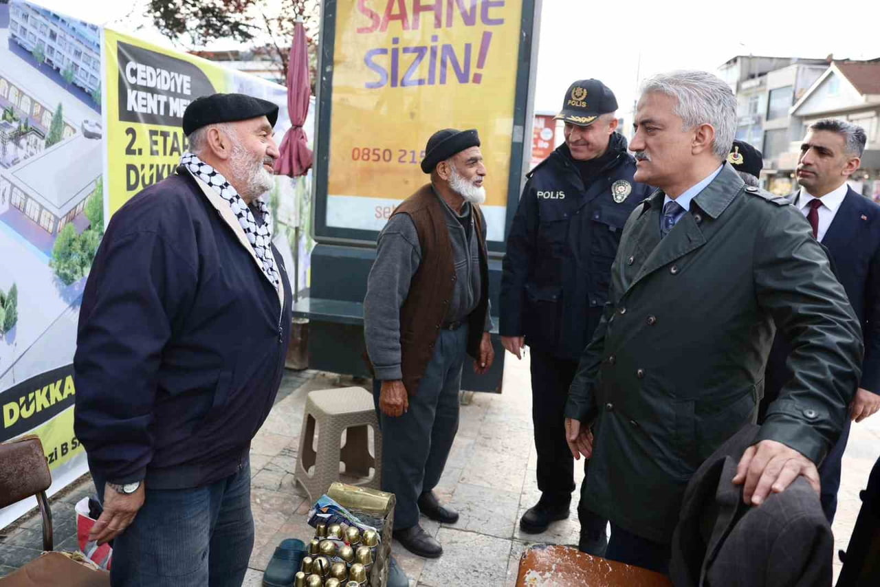 DÜZCE VALİSİ MEHMET MAKAS, KENTTE FAALİYET GÖSTEREN ESNAFLARI ZİYARET EDEREK, HAYIRLI KAZANÇLAR...