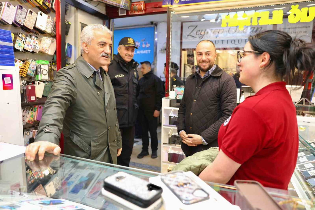 DÜZCE VALİSİ MEHMET MAKAS, KENTTE FAALİYET GÖSTEREN ESNAFLARI ZİYARET EDEREK, HAYIRLI KAZANÇLAR...