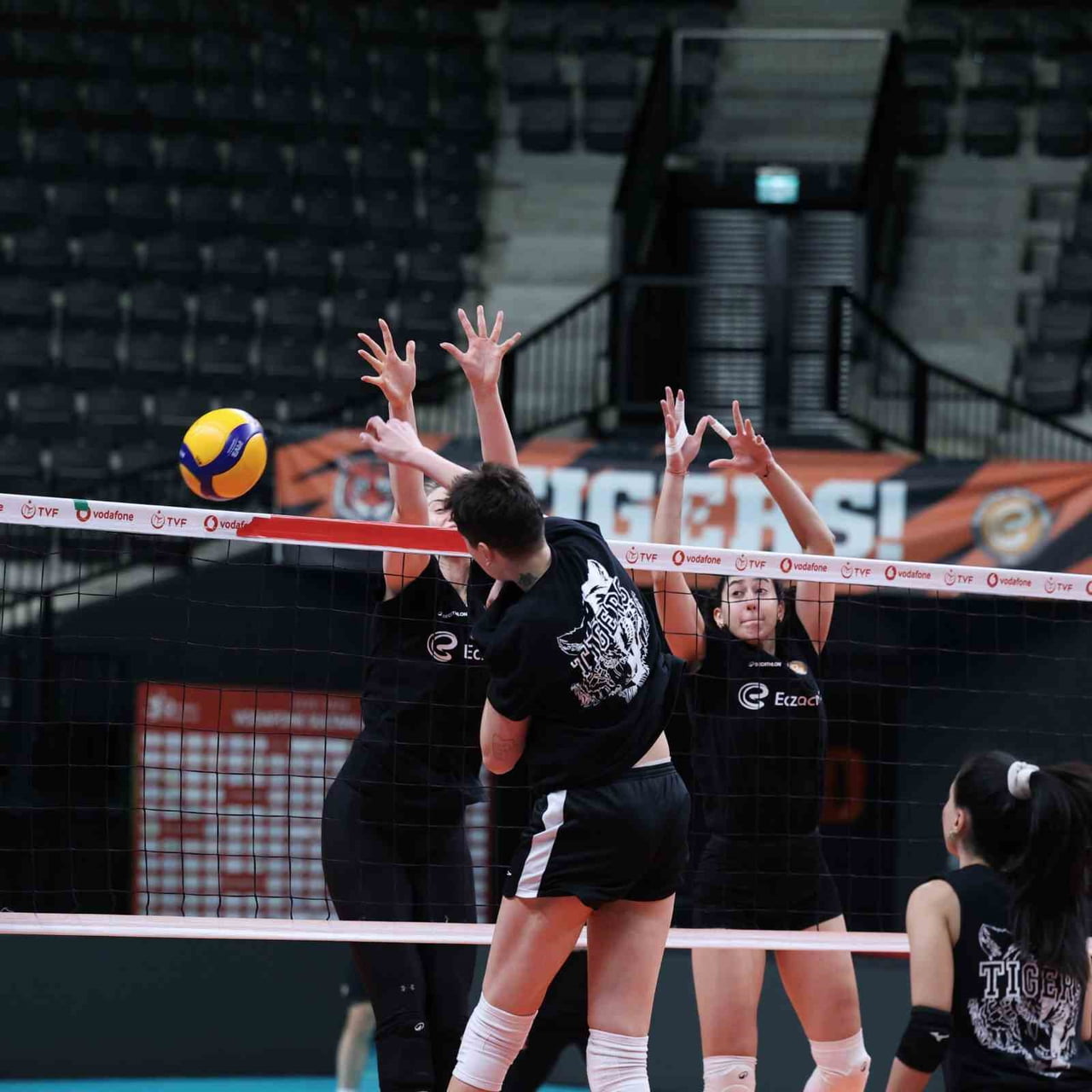 ECZACIBAŞI DYNAVİT, VODAFONE SULTANLAR LİGİ PLAY-OFF 3-4 ETABI İLK MAÇINDA ZEREN SPOR’U KONUK...