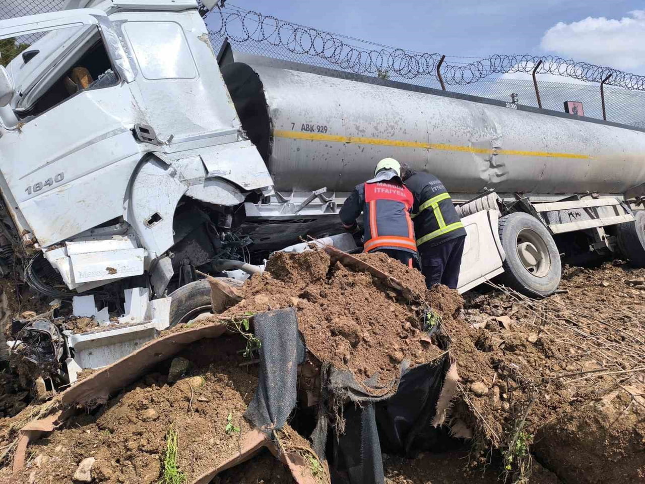 EDİNİLEN BİLGİLERE GÖRE, PLAKASI HENÜZ ÖĞRENİLEMEYEN YAKIT TANKERİ, SEYİR HALİNDEYKEN KONTROLDEN...