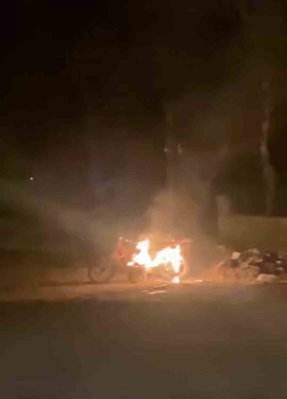 EDİNİLEN BİLGİYE GÖRE, GECE SAATLERİNDE MEYDANA GELEN OLAYDA, MOTOSİKLETTEN YÜKSELEN ALEVLERİ FARK...