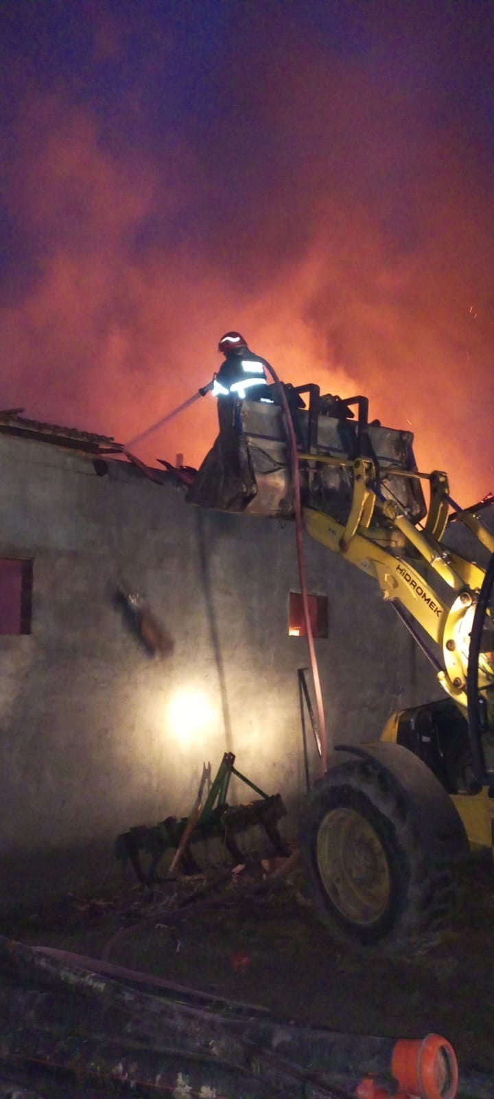 EDİNİLEN BİLGİYE GÖRE, İLÇEYE BAĞLI DEVECİ KÖYÜNDE GEÇ SAATLERDE ÇIKAN YANGIN KORKU DOLU ANLARA...