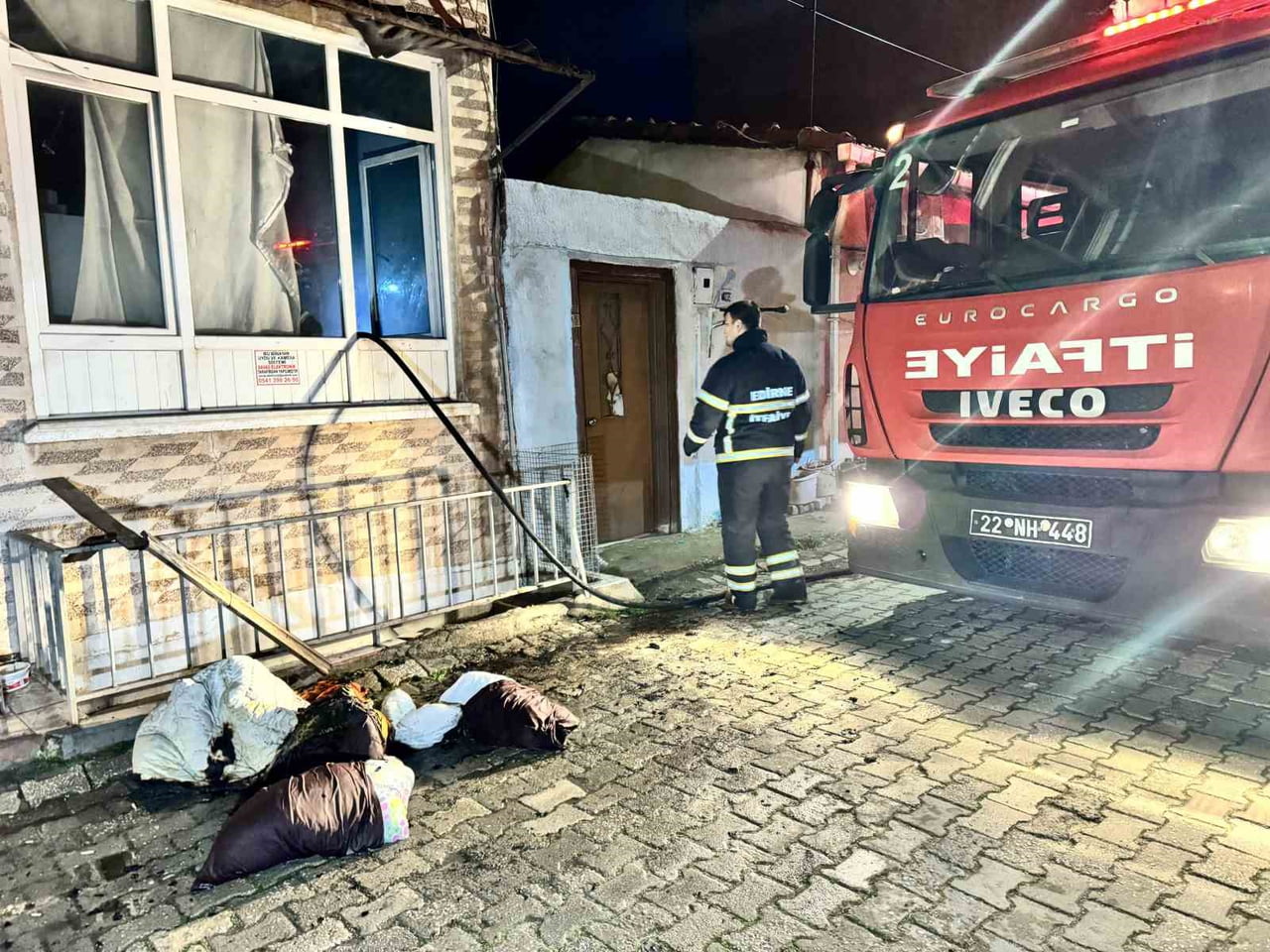 EDİRNE'DE BİR APARTMAN DAİRESİNDE ÇIKAN YANGIN BÜYÜMEDEN SÖNDÜRÜLDÜ.