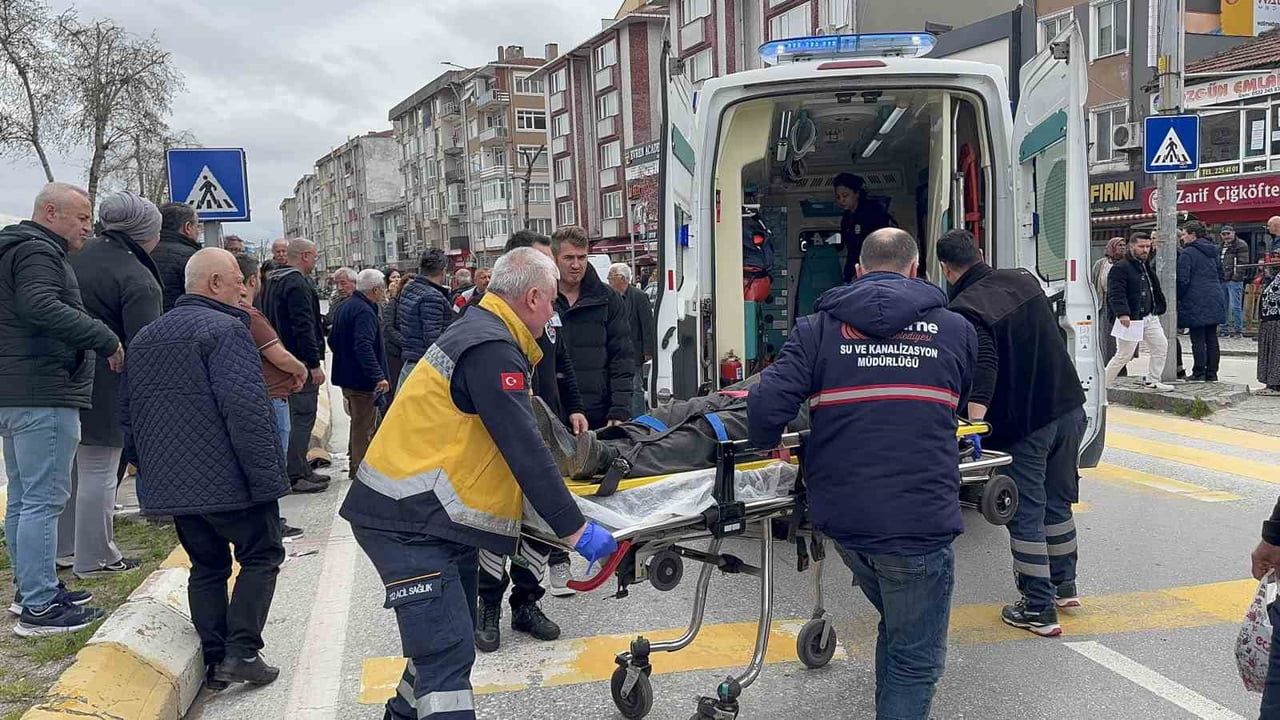 EDİRNE'DE YAYA GEÇİDİNDEN YOLUN KARŞI TARAFINA GEÇMEYE ÇALIŞAN VATANDAŞA OTOMOBİLİN...