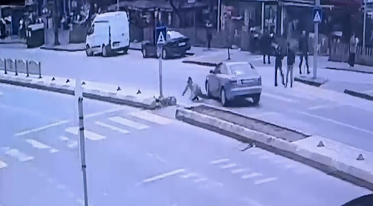 EDİRNE'DE YAYA GEÇİDİNDEN YOLUN KARŞI TARAFINA GEÇMEYE ÇALIŞAN VATANDAŞA OTOMOBİLİN ÇARPTIĞI ANLAR...