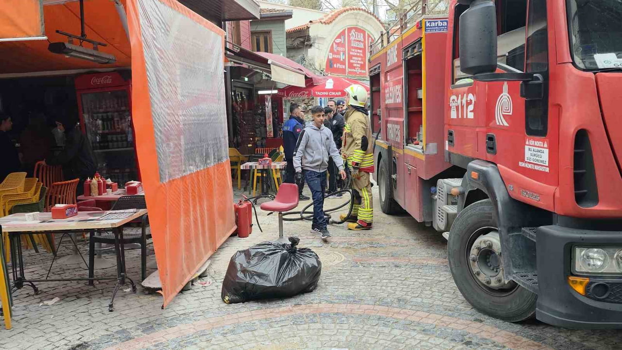 EDİRNE’DE AHŞAP BİNADA KORKUTAN BACA YANGINI