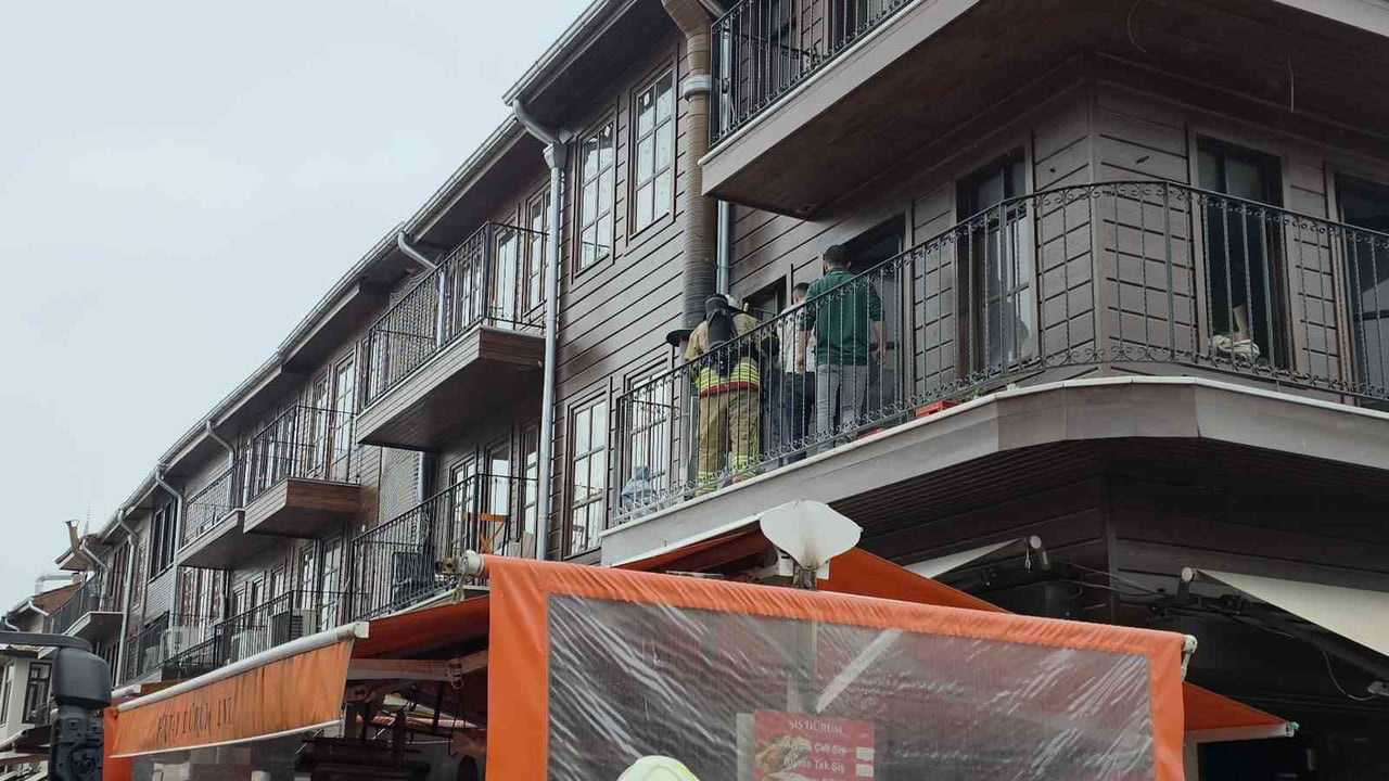 EDİRNE’DE AHŞAP BİNADA KORKUTAN BACA YANGINI