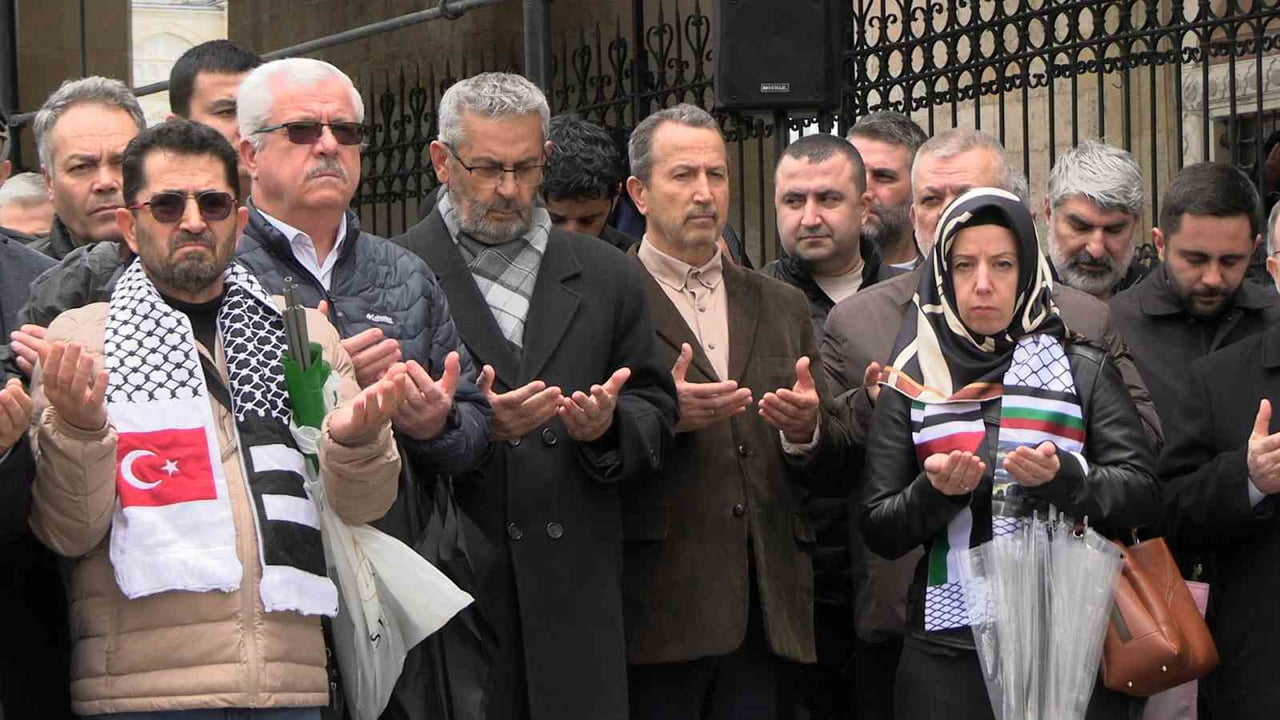 EDİRNE’DE CUMA NAMAZI ÇIKIŞINDA ESKİ CAMİ ÖNÜNDE TOPLANAN KALABALIK, FİLİSTİN’E DESTEK AMACIYLA...