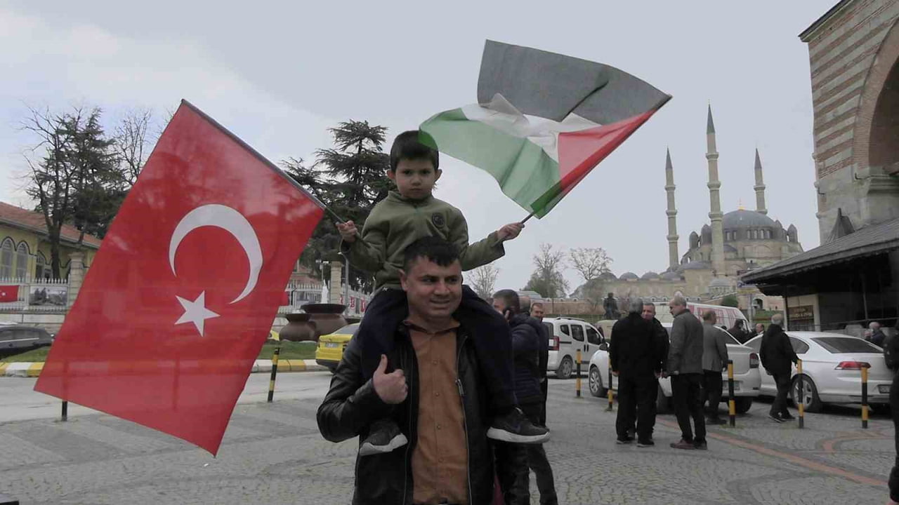 EDİRNE’DE CUMA NAMAZI ÇIKIŞINDA ESKİ CAMİ ÖNÜNDE TOPLANAN KALABALIK, FİLİSTİN’E DESTEK AMACIYLA...
