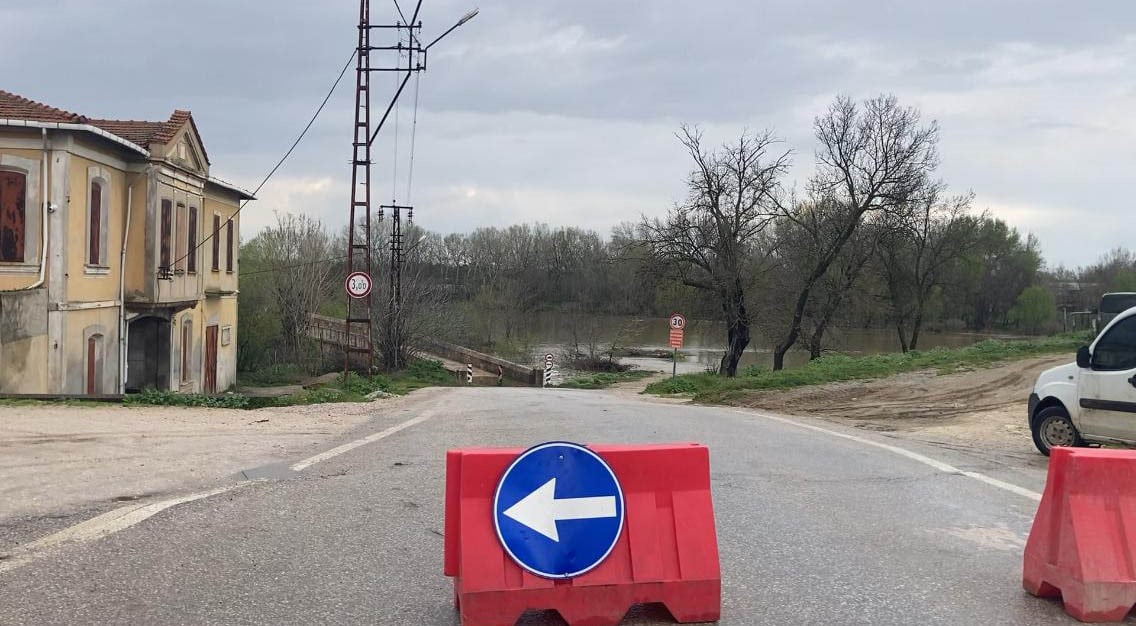 EDİRNE’DE TUNCA NEHRİ TAŞTI: SARAÇHANE KÖPRÜSÜ TRAFİĞE KAPANDI