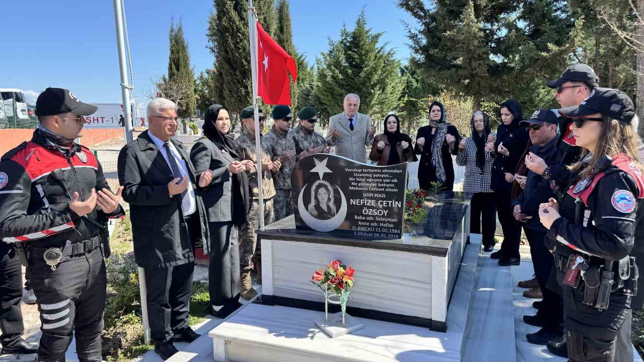 EDİRNE’DE VATAN UĞRUNA CAN VEREN KAHRAMAN POLİS MEMURLARI KABİRLERİ BAŞINDA ANILDI.