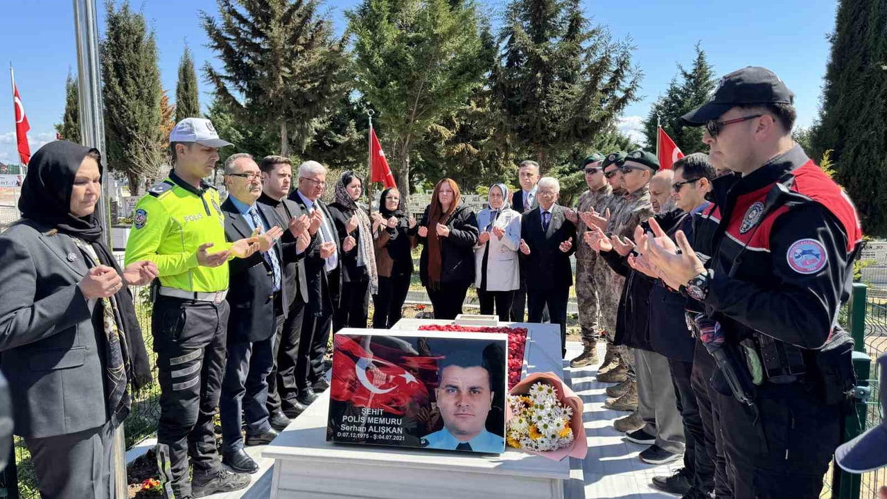 EDİRNE’DE VATAN UĞRUNA CAN VEREN KAHRAMAN POLİS MEMURLARI KABİRLERİ BAŞINDA ANILDI.