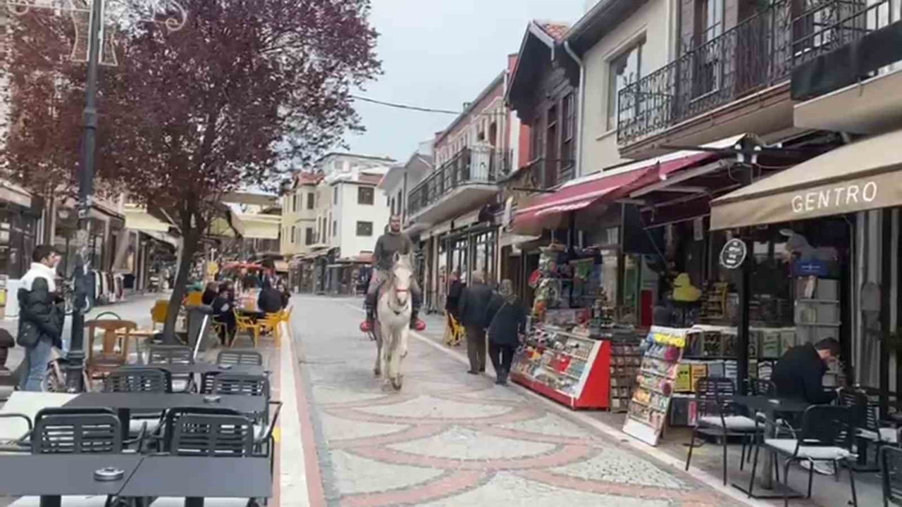 EDİRNE’DE YAYA TRAFİĞİNİN YOĞUN OLDUĞU SARAÇLAR CADDESİNİ BEYAZ ATLA TURLAYAN BİR VATANDAŞ, İLGİNÇ...