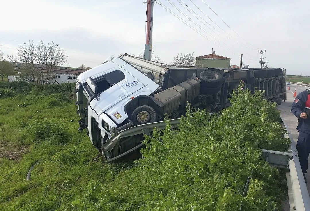 EDİRNE KEŞAN KARAYOLU KUZUCU KÖYÜ YAKINLARINDA SEYİR HALİNDEKİ TIR, SÜRÜCÜSÜNÜN DİREKSİYON...