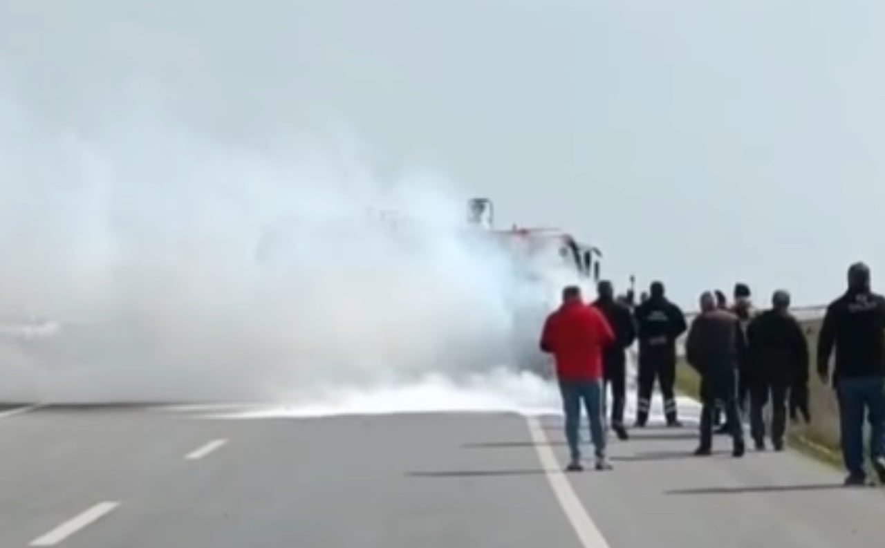 EDİRNE-KIRKLARELİ YOLUNDA SEYİR HALİNDEKİ İŞ MAKİNESİ ALEVLERE TESLİM OLDU