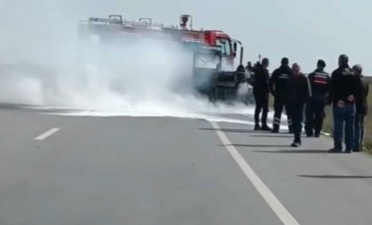 EDİRNE-KIRKLARELİ YOLUNDA SEYİR HALİNDEKİ İŞ MAKİNESİ ALEVLERE TESLİM OLDU