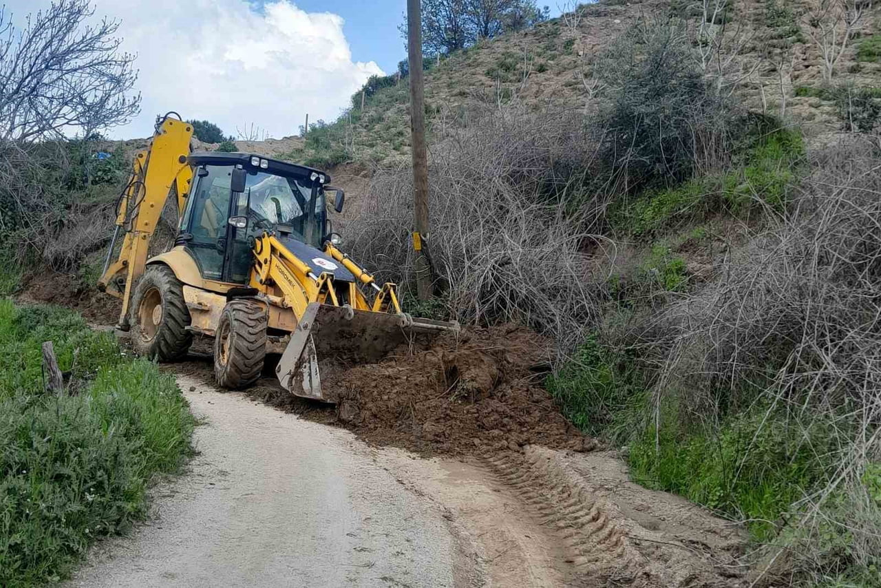 EFELER BELEDİYESİ KAPANAN YOLLARI ULAŞIMA AÇIYOR
