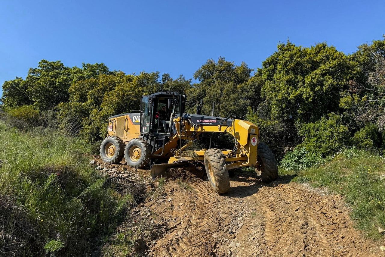 EFELER BELEDİYESİ KAPANAN YOLLARI ULAŞIMA AÇIYOR