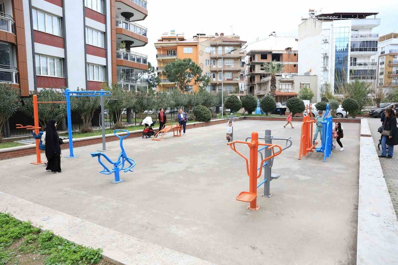 EFELER BELEDİYESİ PARK VE BAHÇELER MÜDÜRLÜĞÜ EKİPLERİ, İLÇEDEKİ PARKLARIN BAKIM VE ONARIM...