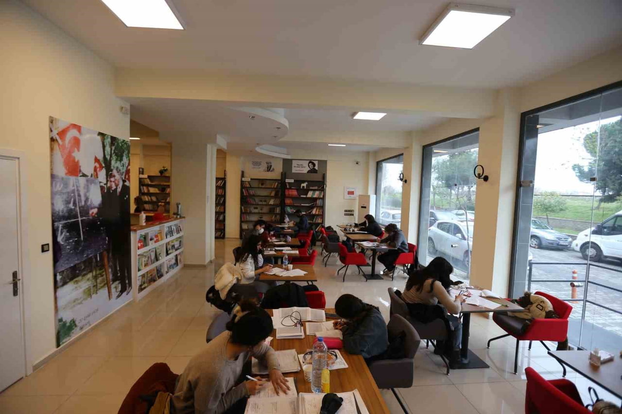 EFELER BELEDİYESİ TARAFINDAN SON İKİ YILDA SOSYAL DESTEK, DİJİTAL EĞİTİM VE ALTYAPI ÇALIŞMALARIYLA...