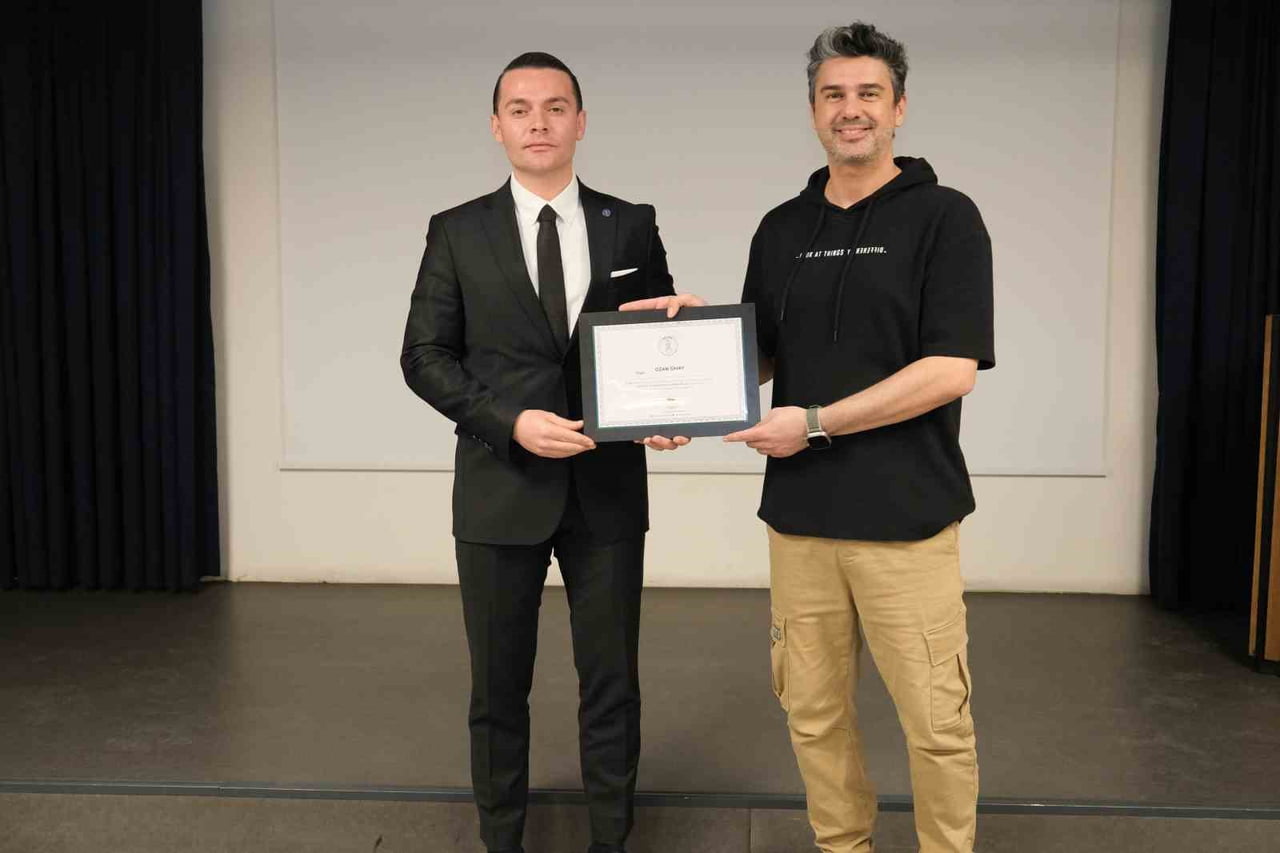 EGİAD YÖNETİM KURULU BAŞKANI KAAN ÖZHELVACI VE YAPAY ZEKA ODAKLI KREATİF ÜRETİCİ OZAN...