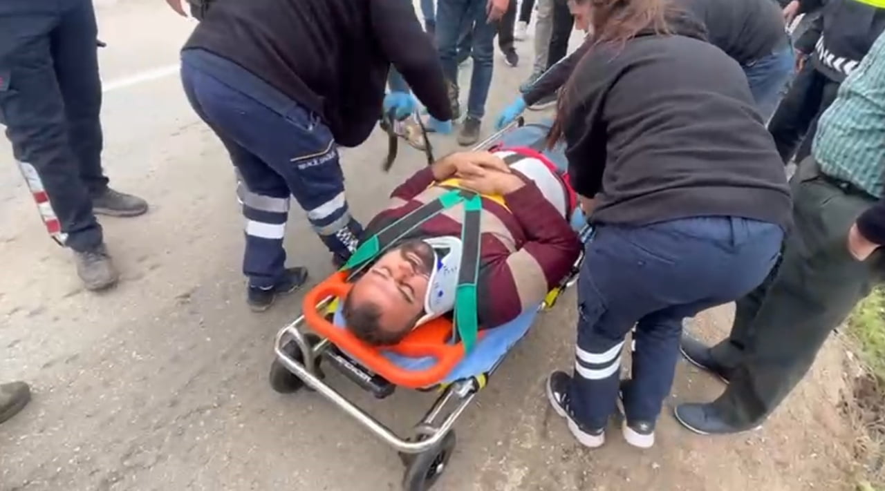 EĞİRDİR İLÇESİNE BAĞLI BALKIRI KÖYÜ MEVKİİNDE ELMA YÜKLÜ ÇEKİCİNİN KANALA DEVRİLMESİ SONUCU...