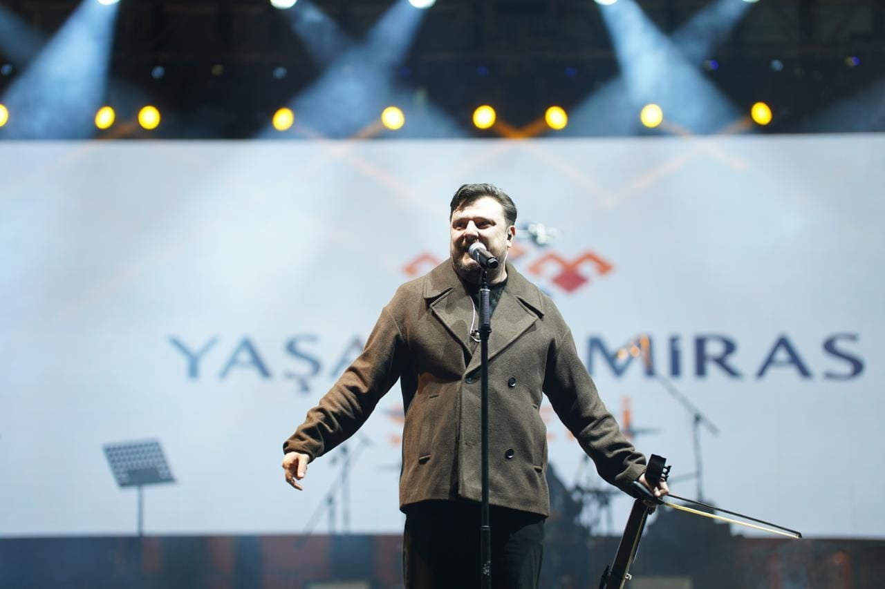 EKİN UZUNLAR CUMHURİYET MEYDANI’NI SALLADI