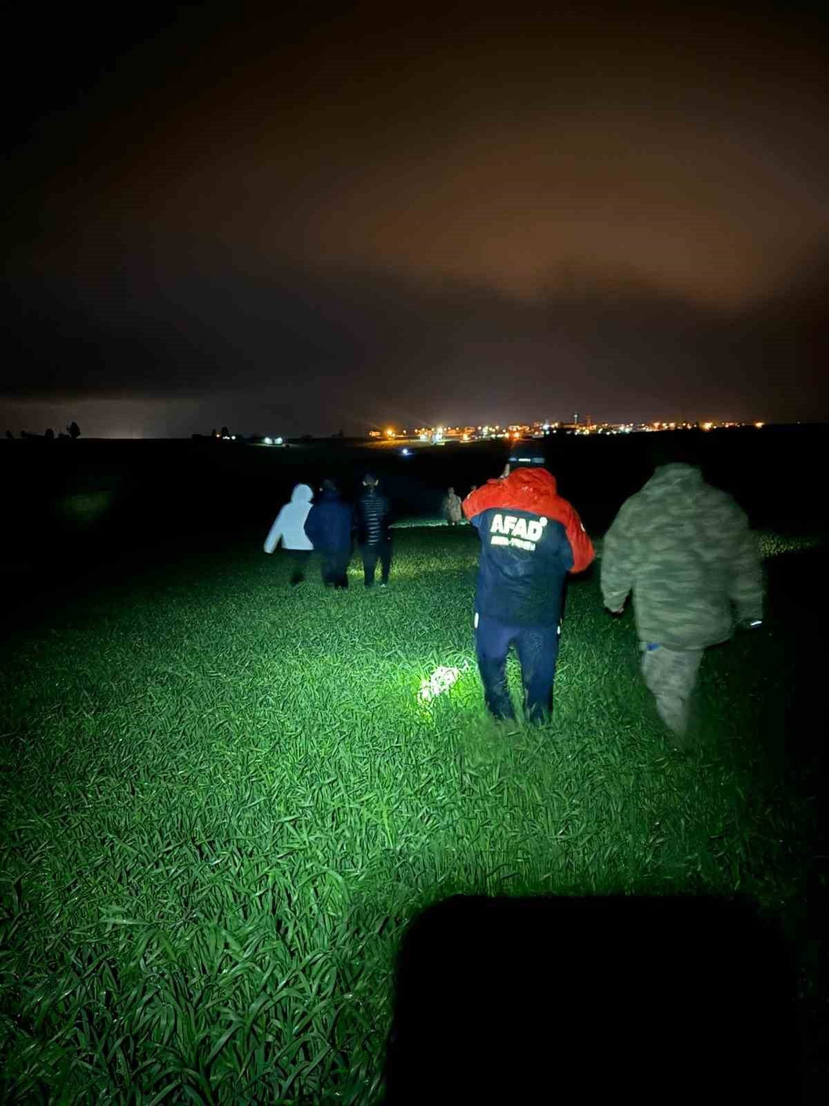 EKİPLER, BÖLGEDE ARAMA ÇALIŞMASI BAŞLATTI.