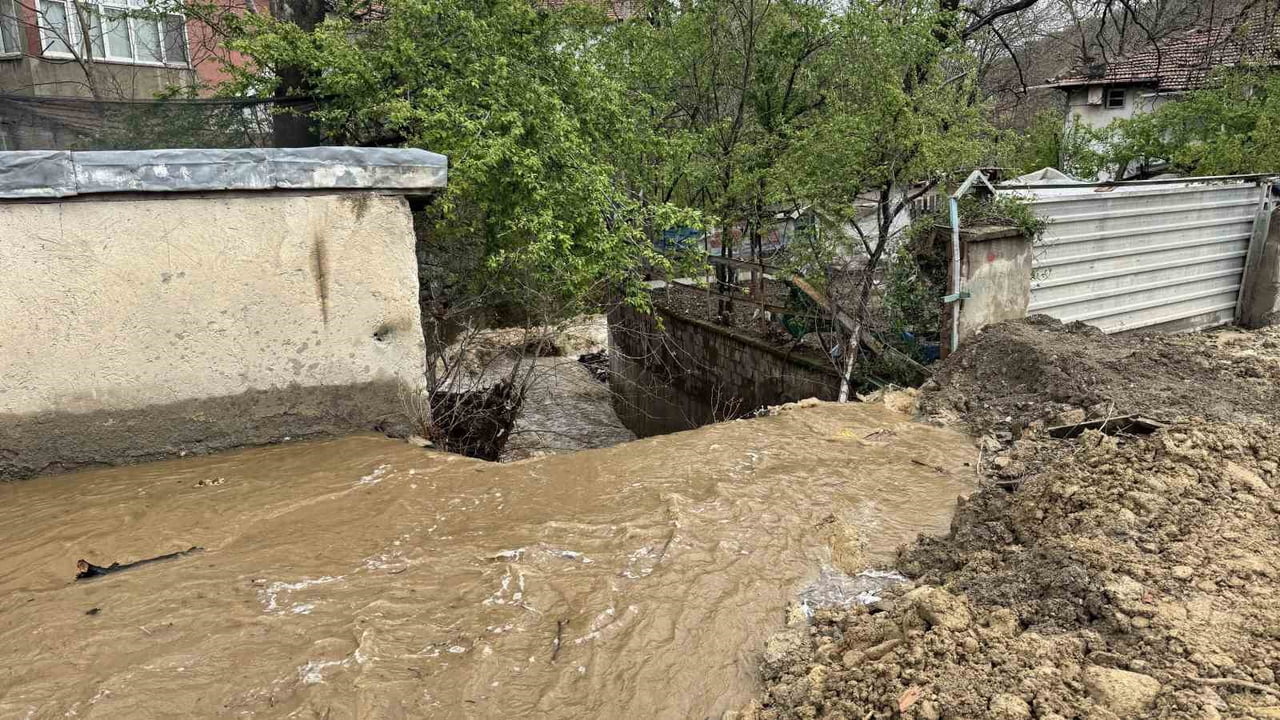EKİPLER KANAL AĞZINDA TEMİZLİK ÇALIŞMASI YAPARAK TIKANMASINI ÖNLEMEYE ÇALIŞTI.