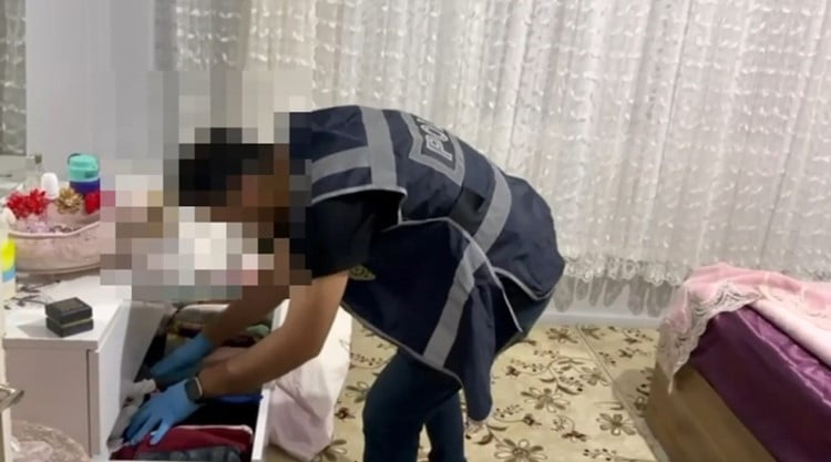 EKİPLER, MERKEZ SEYHAN İLÇESİNDE ÖNCEDEN BELİRLENEN 12 ADRESE EŞ ZAMANLI OPERASYON...