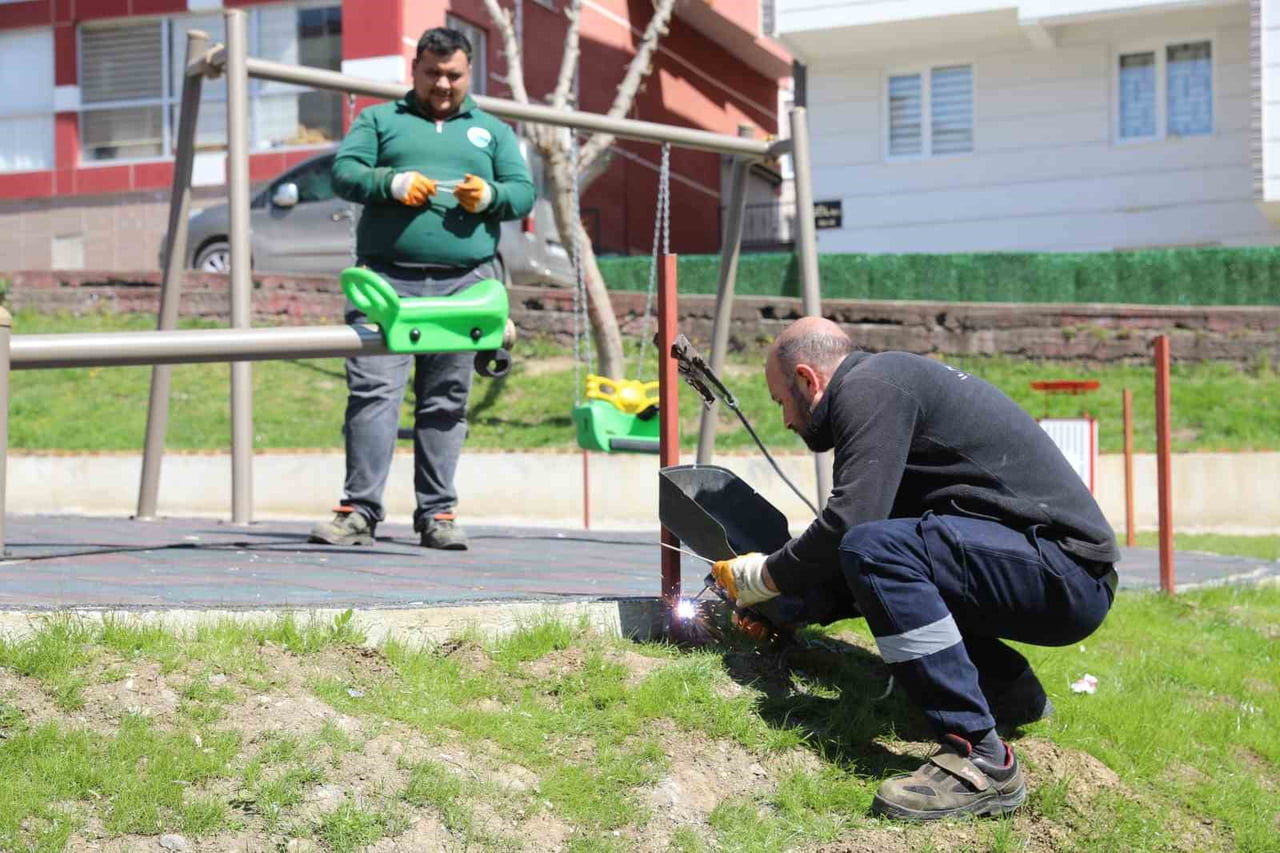 EKİPLER PARK VE BAHÇELERDE BAKIM ÇALIŞMALARINI SÜRDÜRÜYOR
