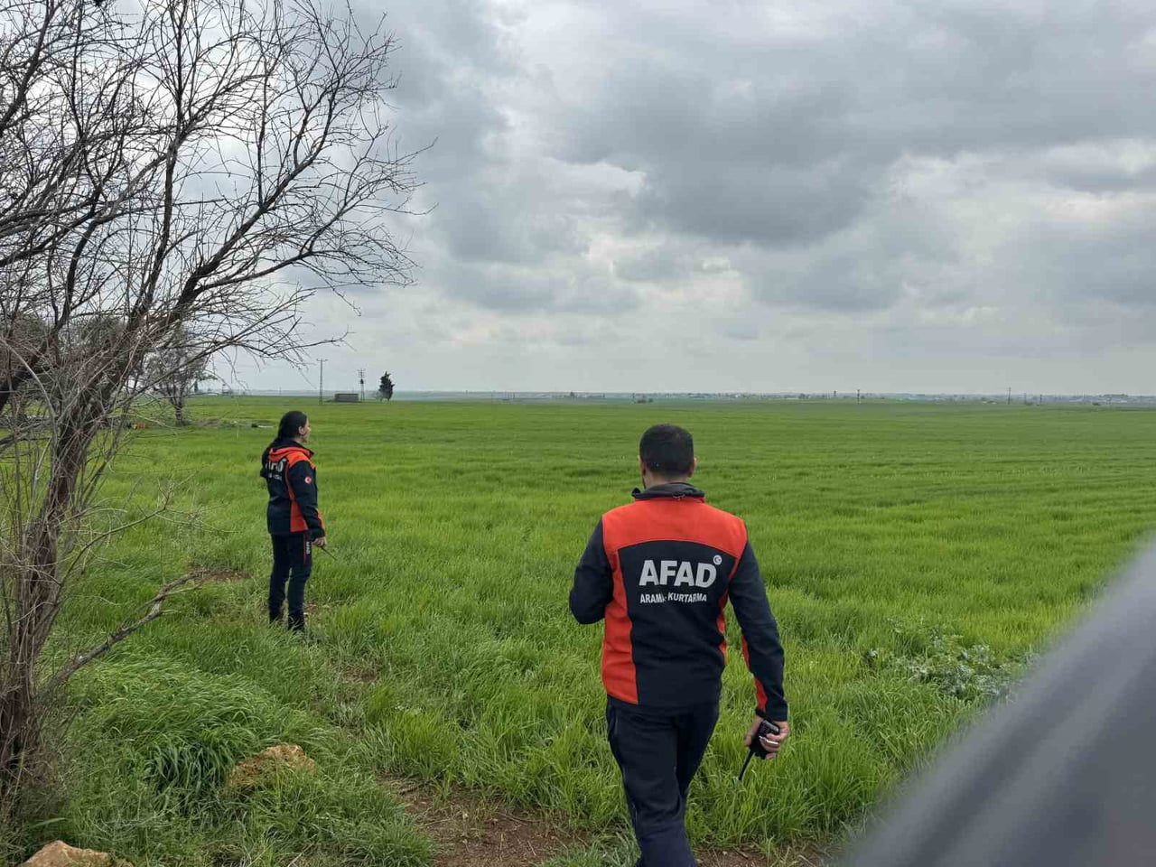 EKİPLERİN YÜRÜTTÜĞÜ ÇALIŞMALAR SONUCU, ÖZKAN’IN CANSIZ BEDENİ KIRSAL MAHALLEYE YAKLAŞIK 2...