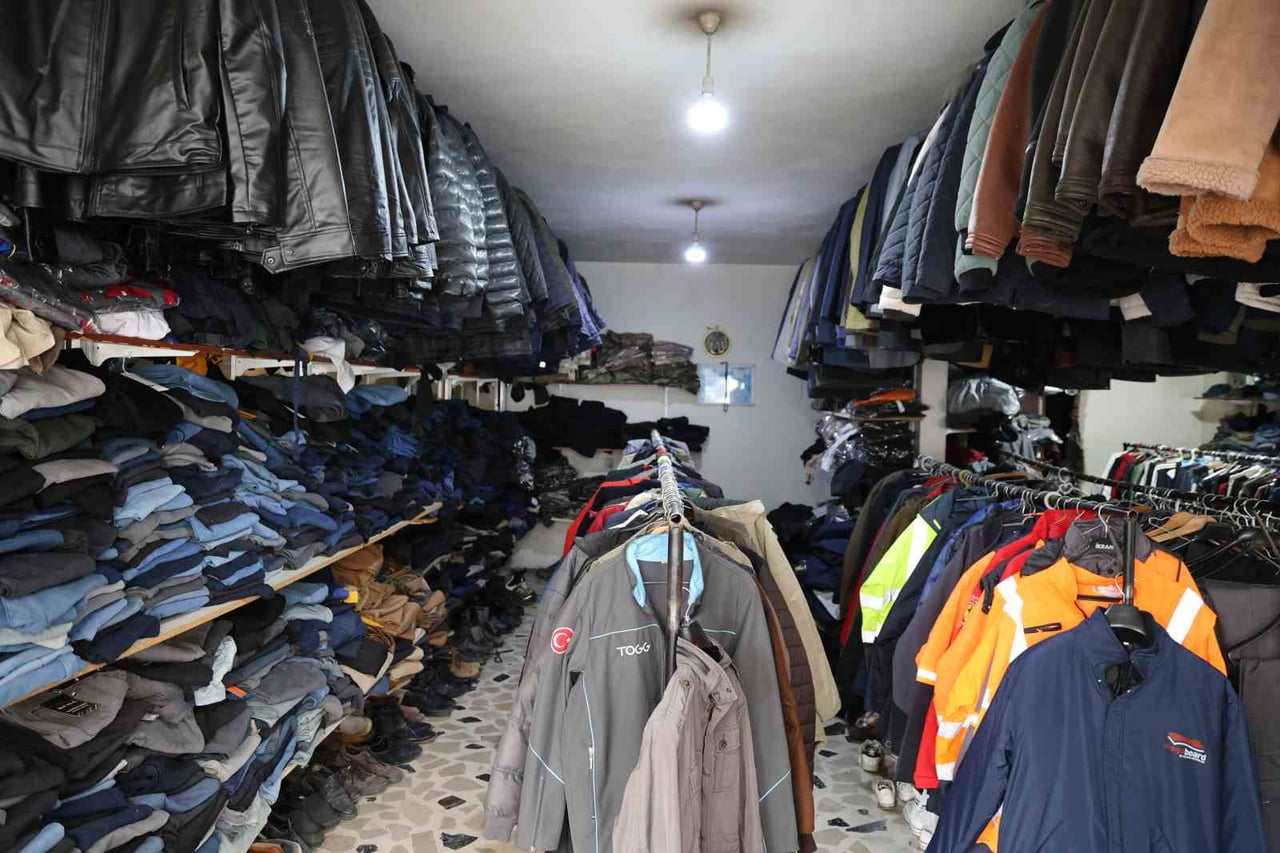 ELAZIĞ'DA BAHÇE, KÖY VE İNŞAAT SEZONUNUN BAŞLAMASI İLE BİRLİKTE TARİHİ BİT PAZARINDA SATILAN...