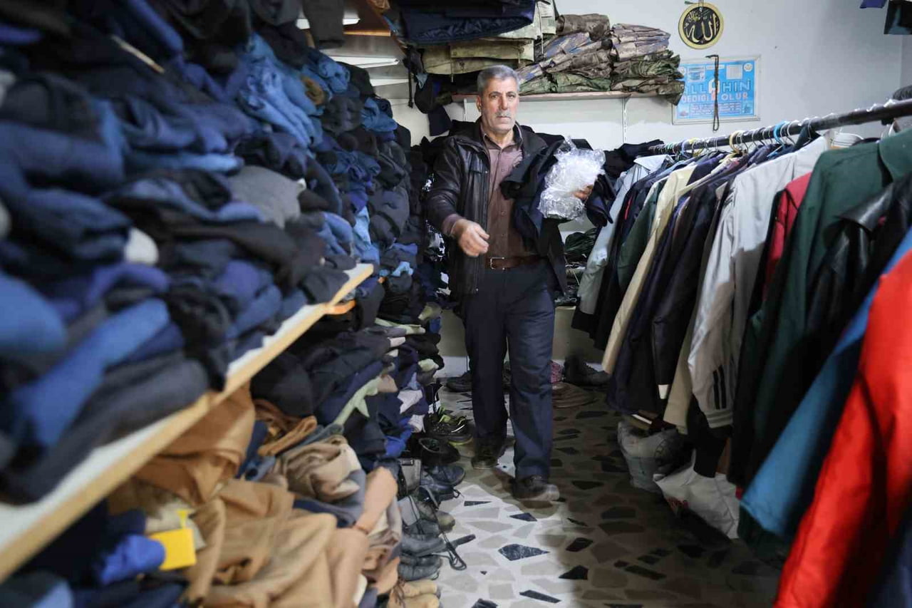 ELAZIĞ'DA BAHÇE, KÖY VE İNŞAAT SEZONUNUN BAŞLAMASI İLE BİRLİKTE TARİHİ BİT PAZARINDA SATILAN...