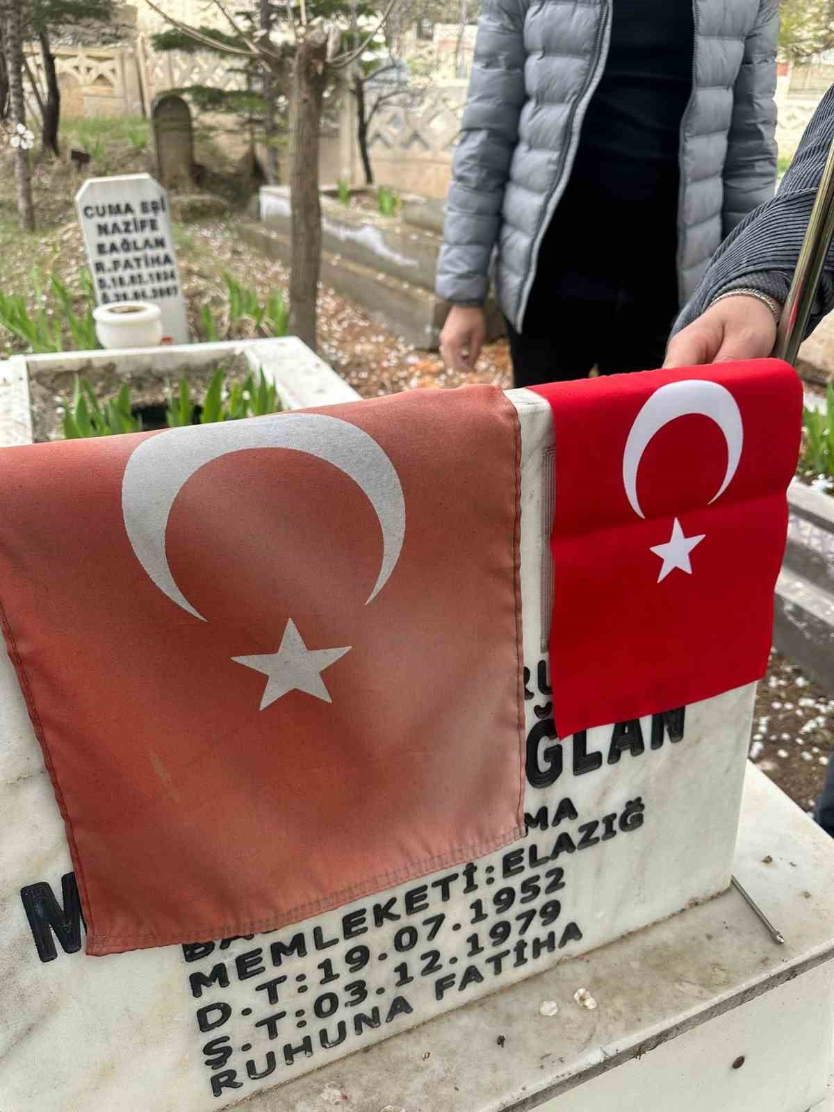 ELAZIĞ'DA ŞEHİTLERİN KABİRLERİNDE SOLMUŞ  VE DEFORME OLMUŞ BAYRAKLAR YENİLERİYLE...