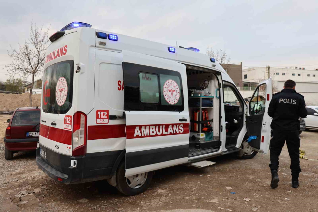 ELAZIĞ’DA 3 GÜNDÜR KENDİSİNDEN HABER ALINAMAYAN ŞAHIS, EKİPLER TARAFINDAN EVİNDE ÖLÜ...