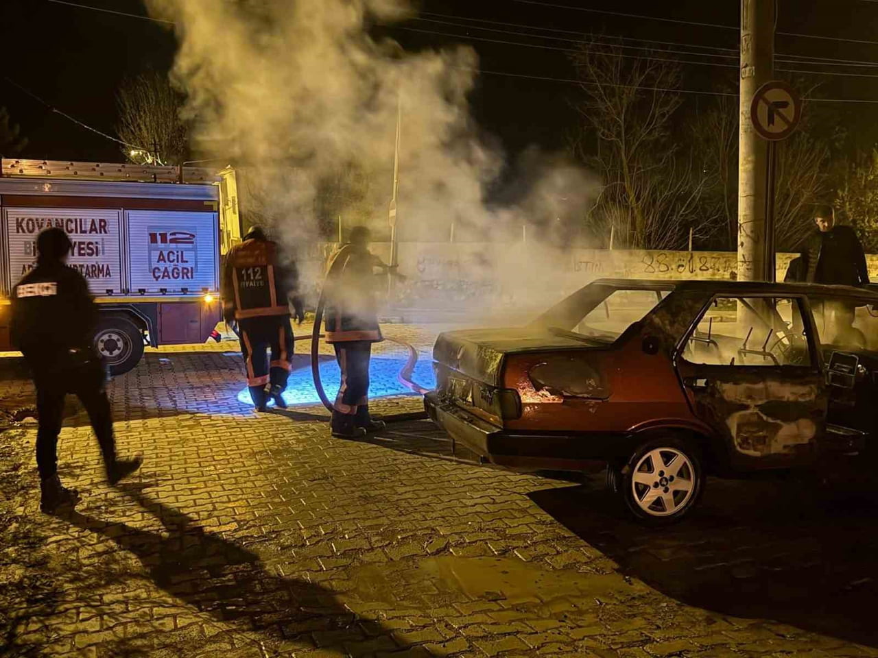 ELAZIĞ’DA ALEV ALEV YANAN TOFAŞ MARKA OTOMOBİL, KULLANILMAZ HALE GELDİ.