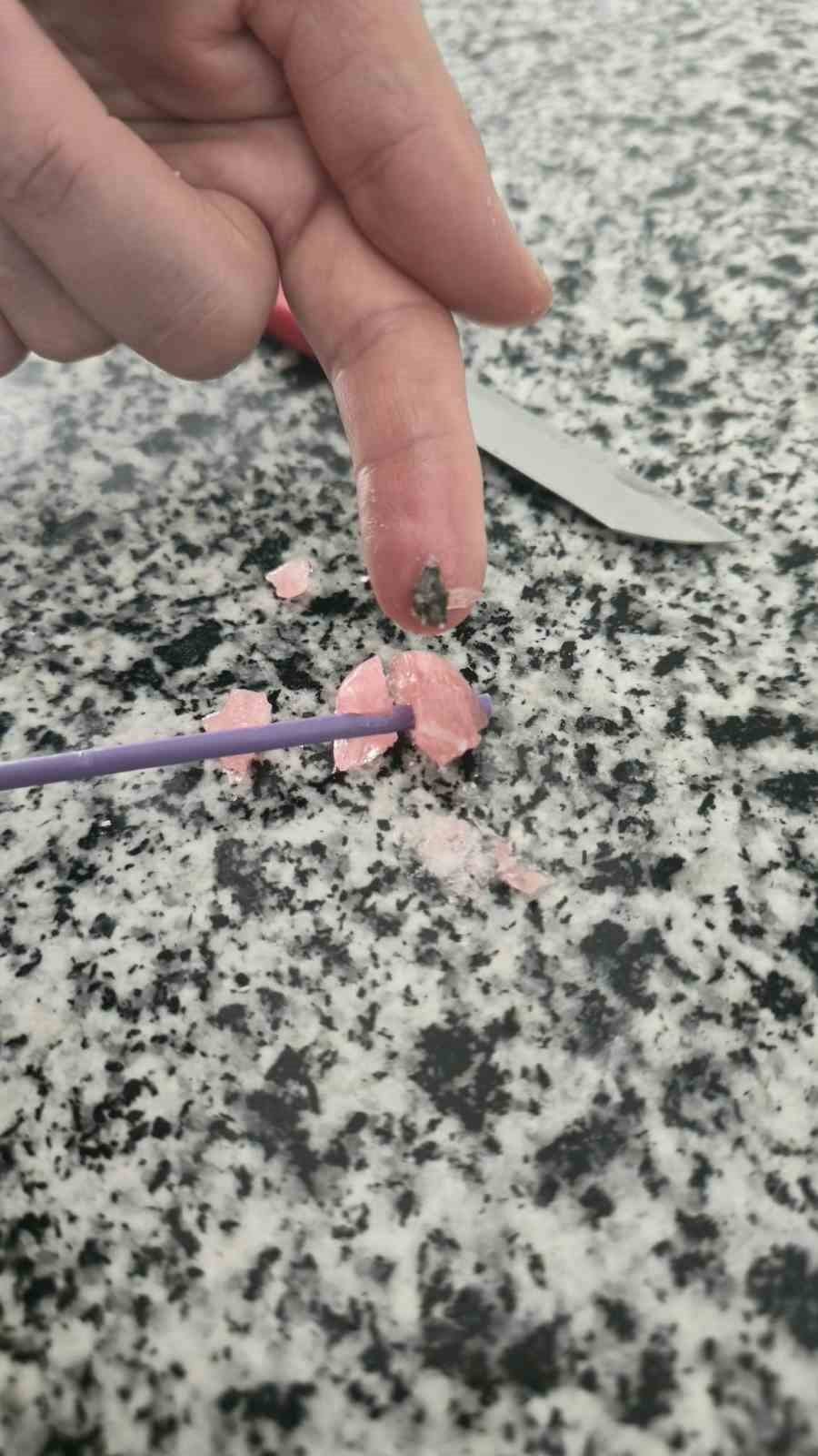 ELAZIĞ’DA BAKKALDAN ALINAN BİR ŞEKERİN İÇERİSİNDEN TAŞ ÇIKTI