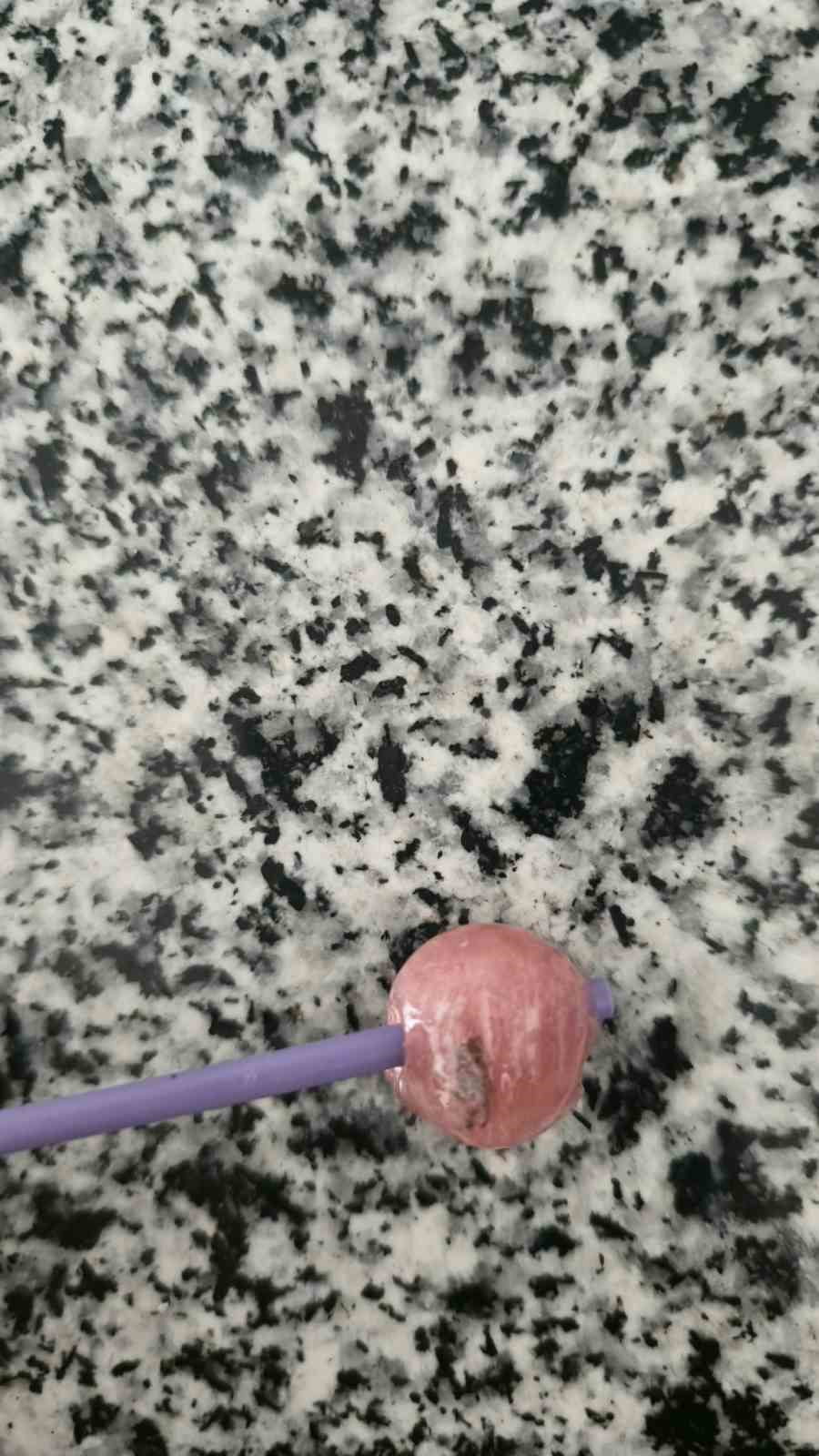 ELAZIĞ’DA BAKKALDAN ALINAN BİR ŞEKERİN İÇERİSİNDEN TAŞ ÇIKTI