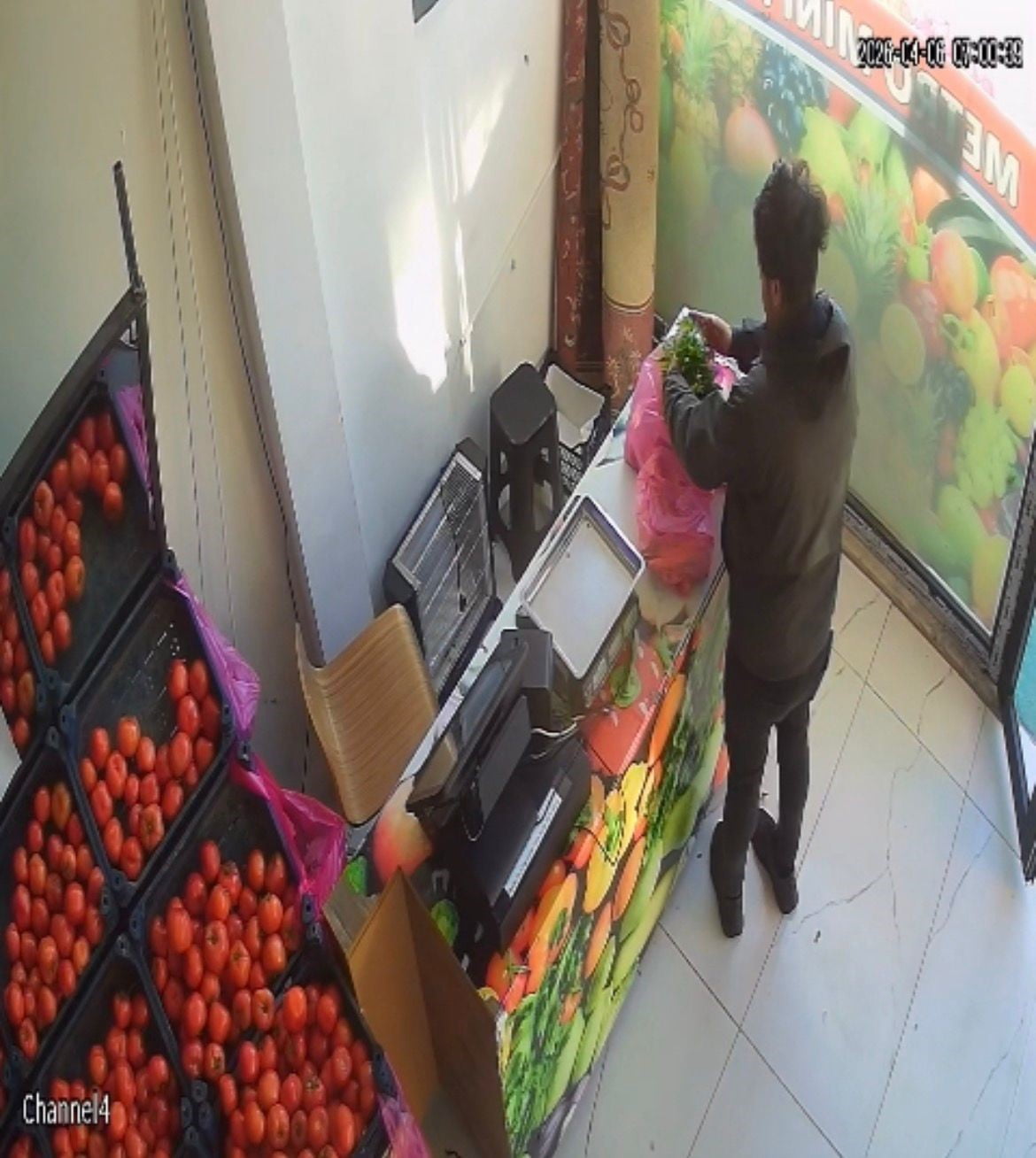 ELAZIĞ’DA BİR MANAVDA ALIŞVERİŞ YAPAN VE KASADA KİMSE OLMADIĞINI GÖREN ŞAHSI, ALDIKLARI ÜRÜNÜ...