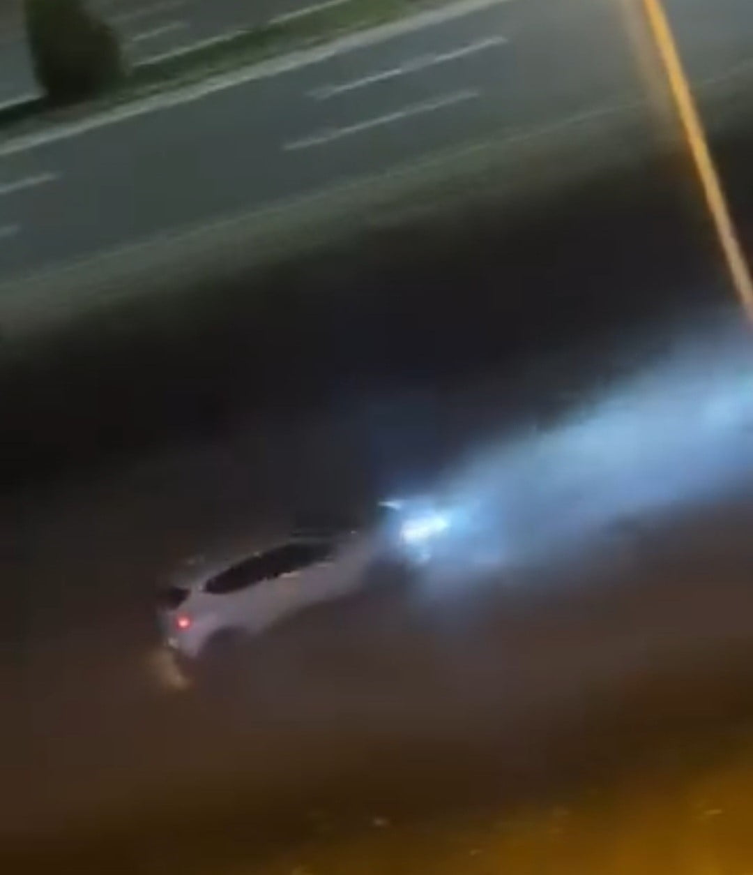 ELAZIĞ’DA DRİFT YAPAN SÜRÜCÜ, HEM KENDİ CANINI HEM DE ÇEVREDEKİ VATANDAŞLARIN GÜVENLİĞİNİ...