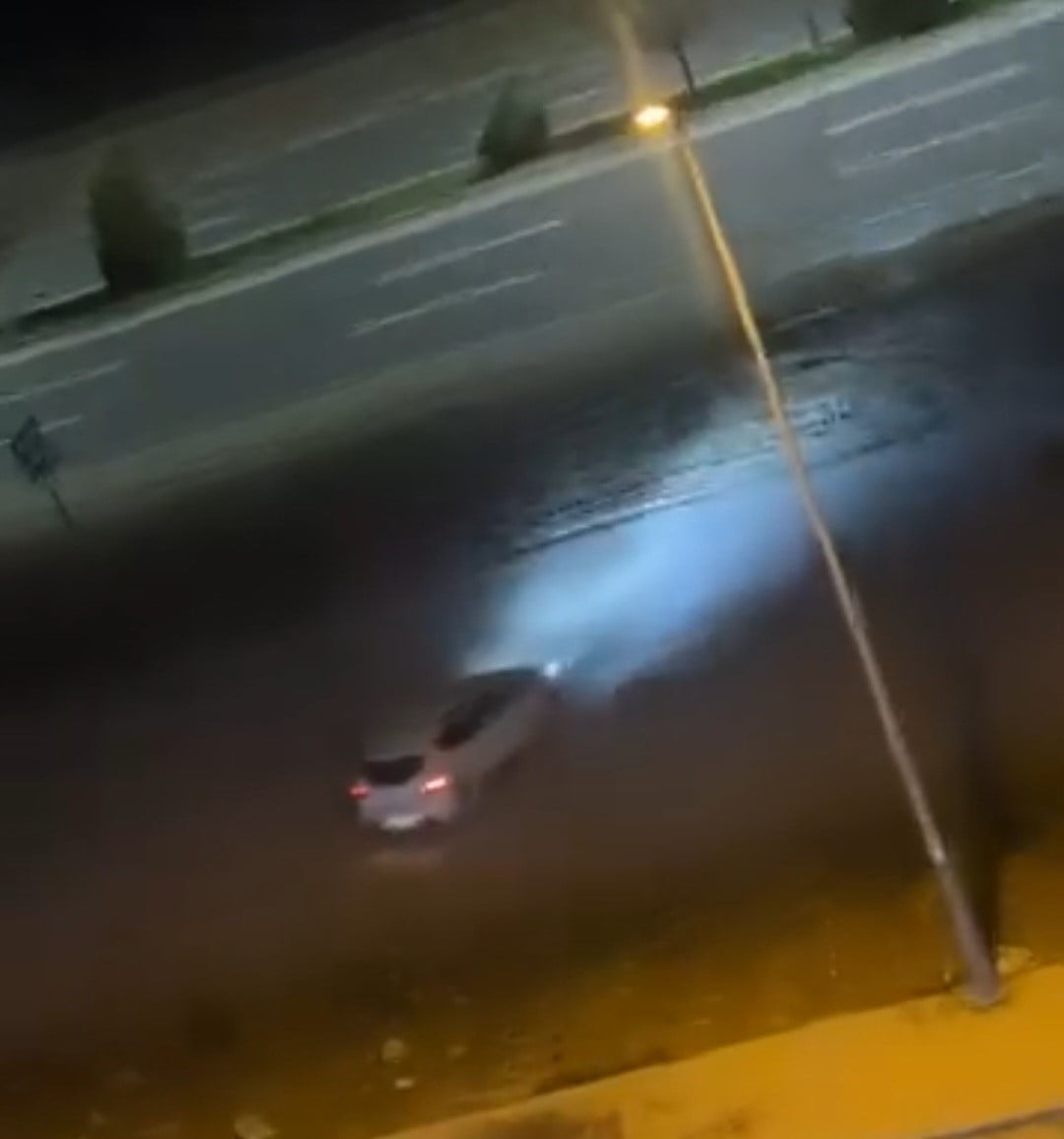 ELAZIĞ’DA DRİFT YAPAN SÜRÜCÜ, HEM KENDİ CANINI HEM DE ÇEVREDEKİ VATANDAŞLARIN GÜVENLİĞİNİ...