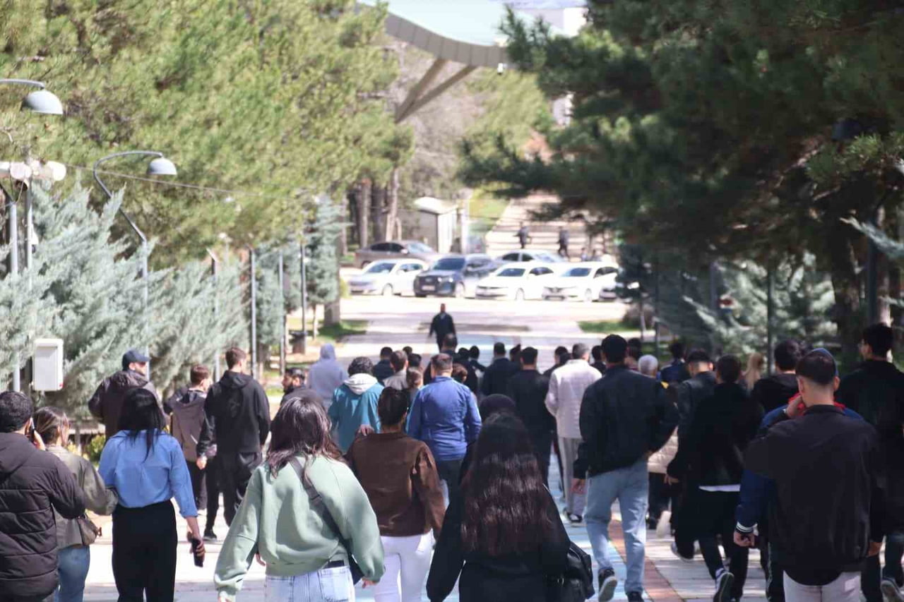 ELAZIĞ’DA DÜNYA SAĞLIKLI YAŞAM GÜNÜ DOLAYISIYLA YÜRÜYÜŞ GERÇEKLEŞTİRİLDİ