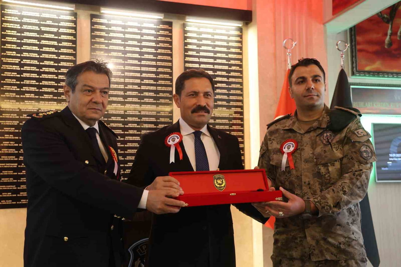 ELAZIĞ’DA GÖREVLİYKEN ŞEHİT OLAN ÖZEL HAREKAT POLİSİ BABASI MURAT BULKAN’IN HATAY’DA GÖREV YAPAN...