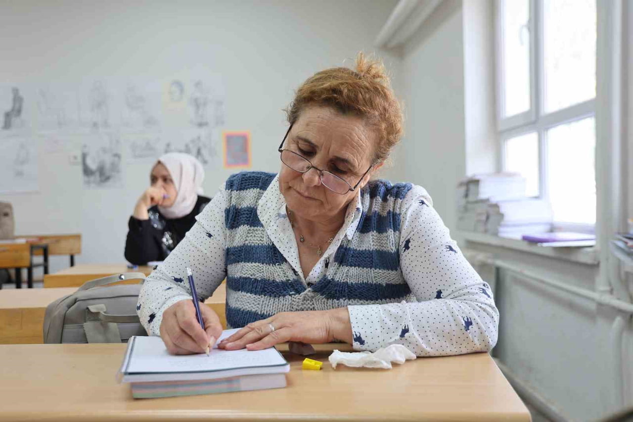 ELAZIĞ’DA HALK EĞİTİM MERKEZİ BÜNYESİNDE AÇILAN, OKUMA VE YAZMA KURSLARINA VATANDAŞLAR YOĞUN İLGİ...