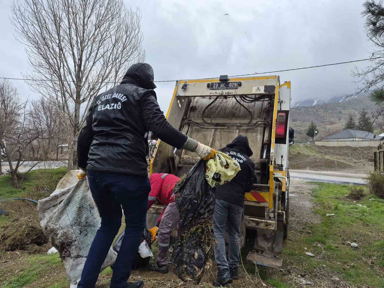 ELAZIĞ’DA HAZAR GÖLÜ SAHİLİNDE İL ÖZEL İDARESİ EKİPLERİ TARAFINDAN YAPILAN ÇALIŞMADA, 10 TON ÇÖP...
