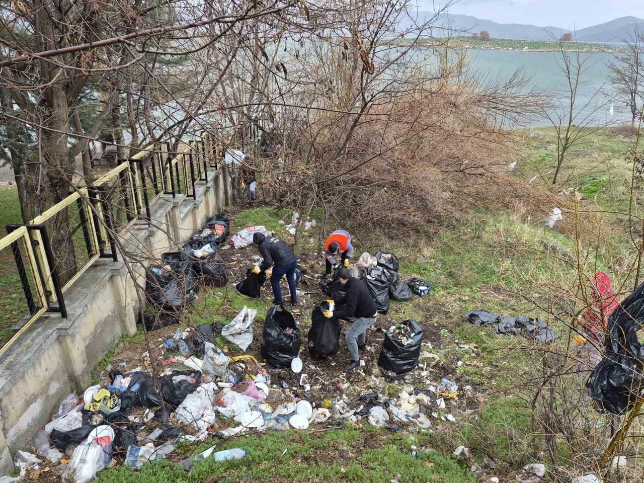 ELAZIĞ’DA HAZAR GÖLÜ SAHİLİNDE İL ÖZEL İDARESİ EKİPLERİ TARAFINDAN YAPILAN ÇALIŞMADA, 10 TON ÇÖP...