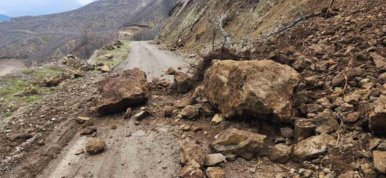 ELAZIĞ’DA HEYELAN NEDENİYLE KAPANAN KÖY YOLU YENİDEN ULAŞIMA AÇILDI